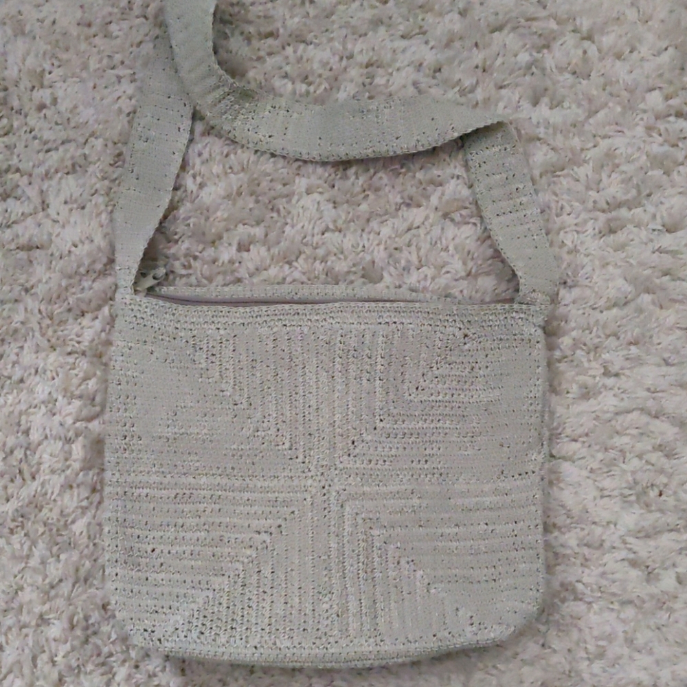 Macromae Beige/tan purse with zip closure